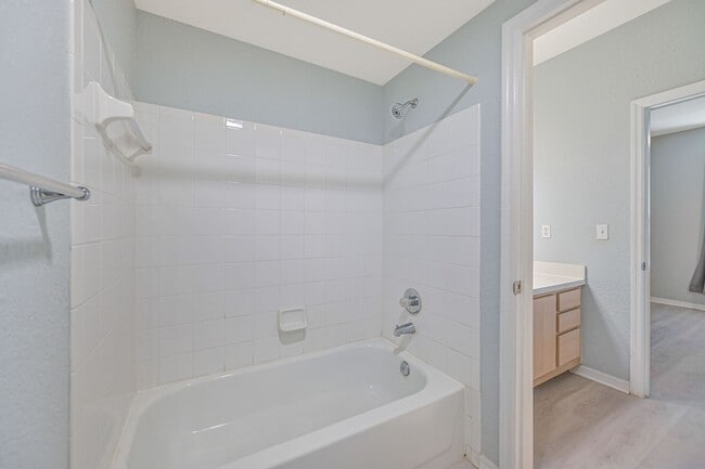 Building Photo - ** RARE 1 bed/1bath Condo in North Bonita ...