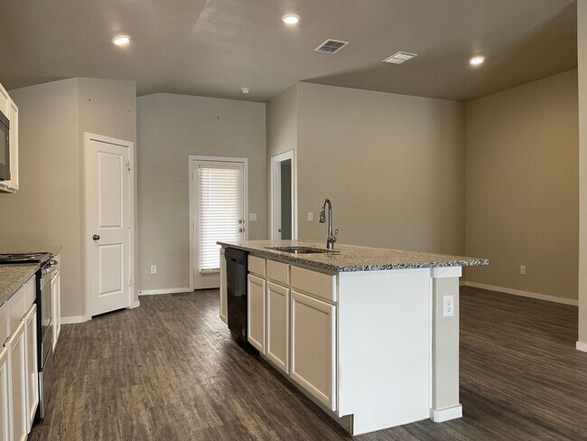 Building Photo - 3 bed 2 bath Available 9/10!