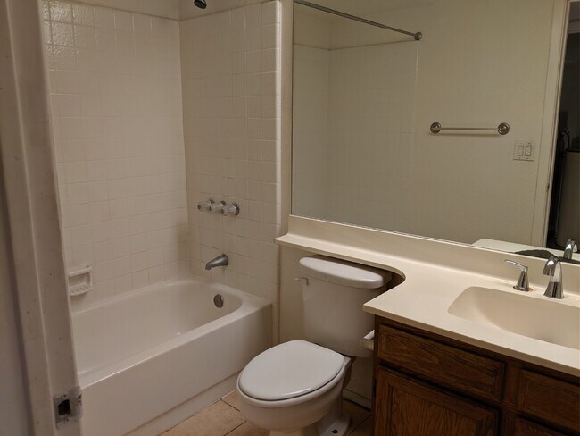 Building Photo - 3 Bedroom 2 Bathroom Close to ASU! $2099 a...