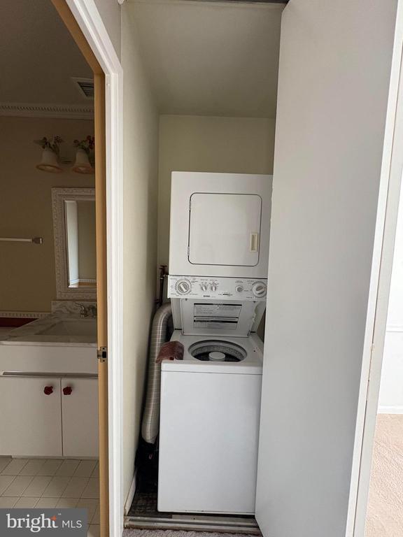 Building Photo - 1637 Oakwood Dr