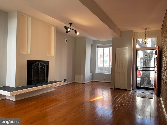 Building Photo - 1231 Linden Pl NE