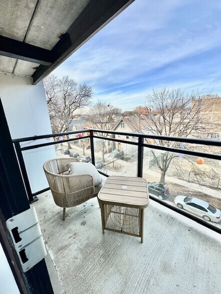 Building Photo - 2407 W Eastwood Ave