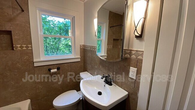 Building Photo - 539 W Weatherspoon St