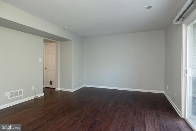 Building Photo - 3206 Emerald Pl