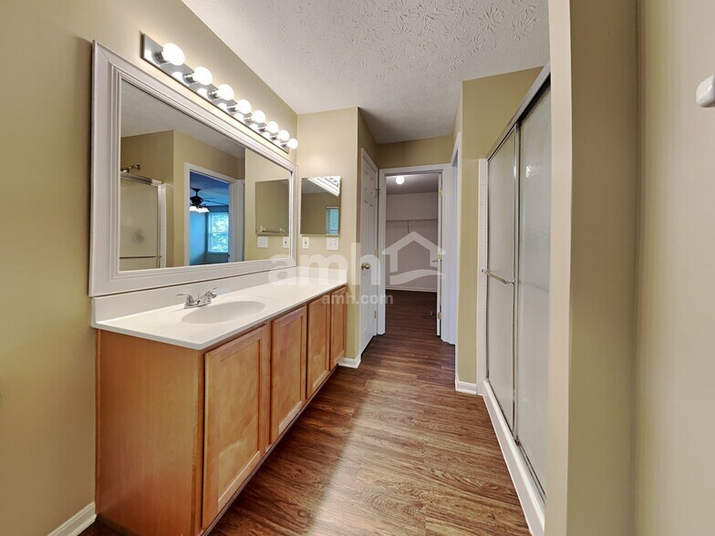 Building Photo - 180 Regency Sq