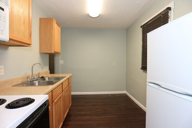 Building Photo - 2 Bedroom Home By Highland Park!