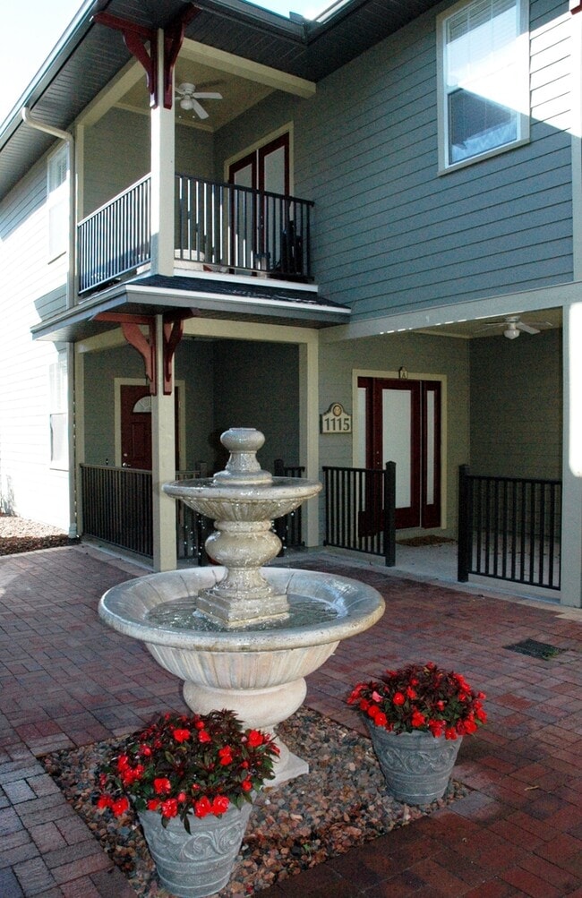 Building Photo - Available Fall 2026! Cottage Style 2 Bed/2...