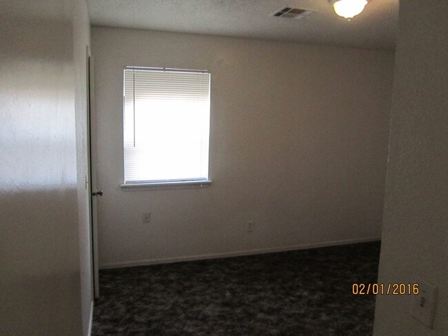 Building Photo - Very Nice 2-Bedroom Townhome near OKC Community College