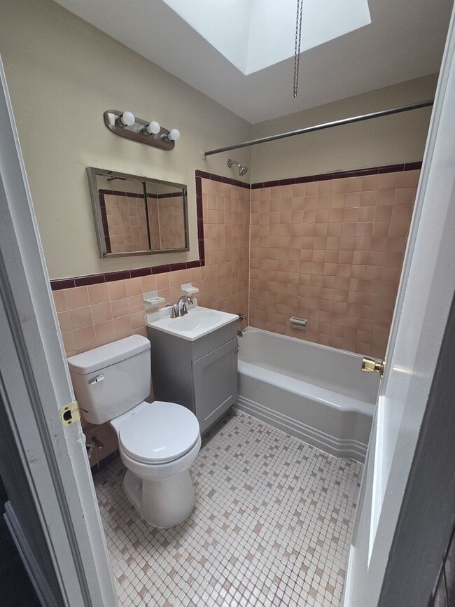 Building Photo - Spacious, Private, A Must-See Home in a Pr...