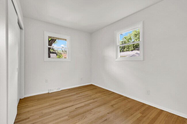 Building Photo - 834 Harding Ave