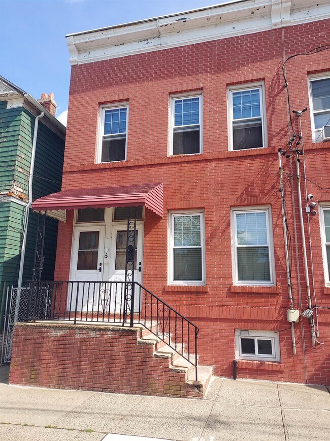 Building Photo - 168 Orient St