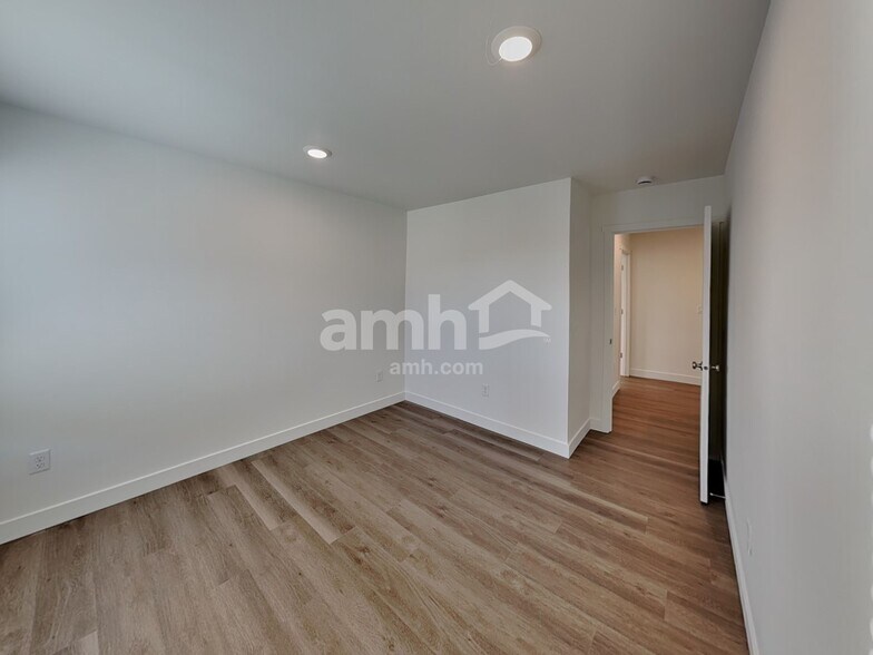 Building Photo - 4712 85th Dr NE