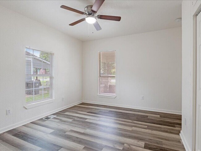 Building Photo - 533 E Woodard St