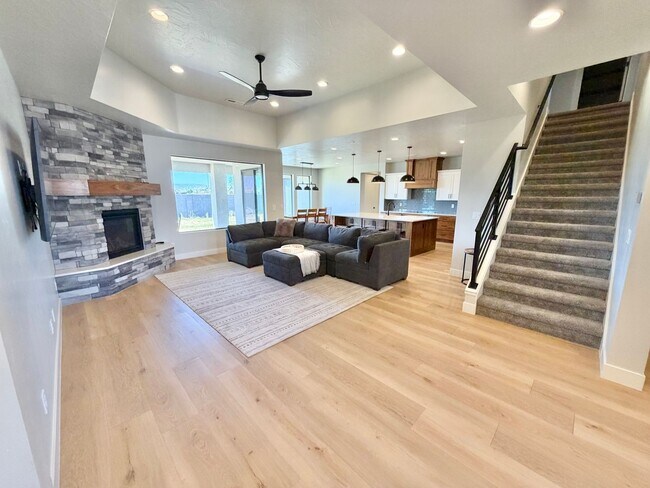 Building Photo - Beautiful Modern 5 Bedroom Home!! Furnished or Unfurnished option!!