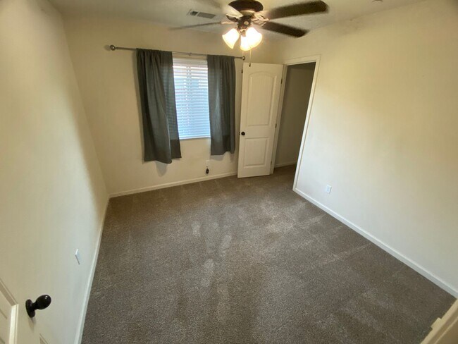 Building Photo - Lovely Home for rent in Visalia,Ca