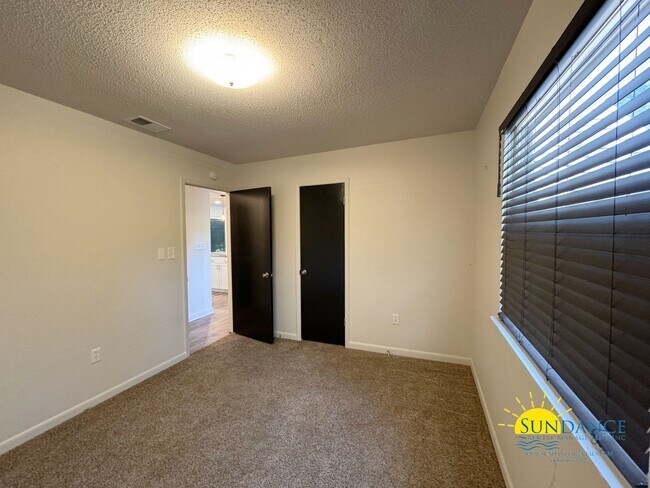 Building Photo - Fully renovated 3 Bedroom Home in Fort Wal...