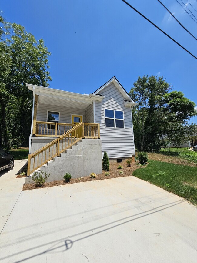 Building Photo - 305 Appian Dr