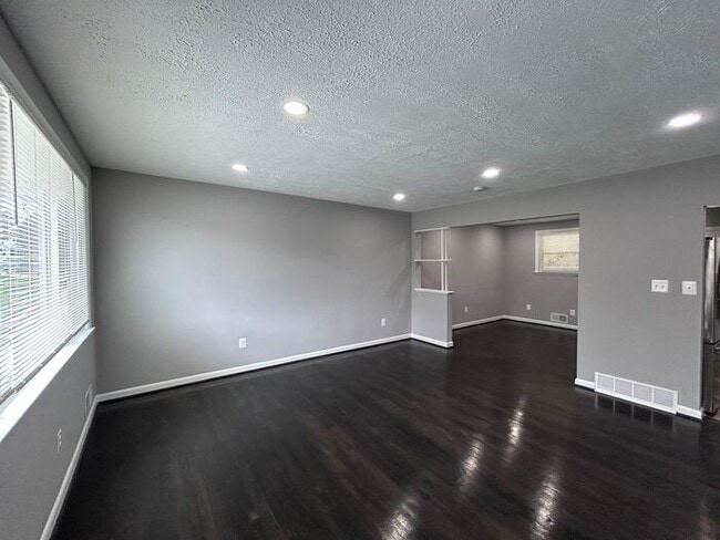 Building Photo - 4 Bedroom Single Family House