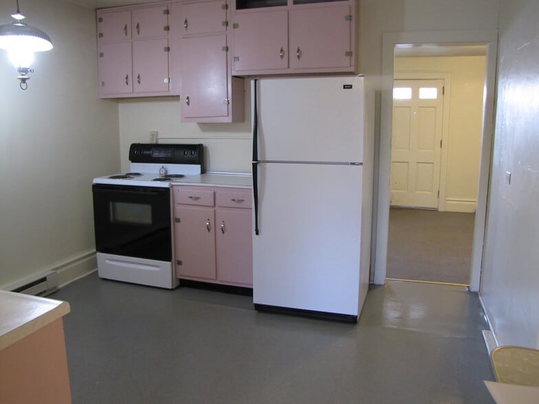 KITCHNE - 1670 W College Ave