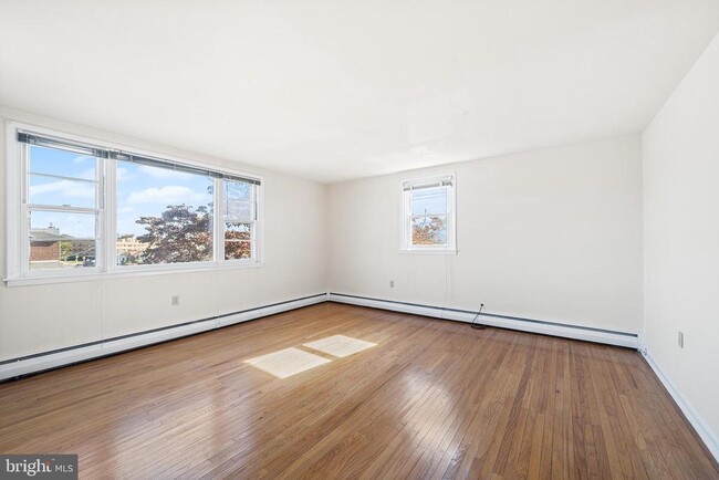 Building Photo - 2042 Faunce St