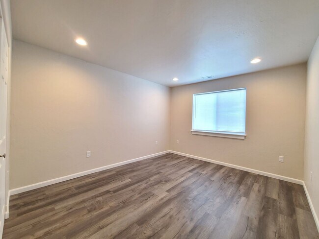 Building Photo - $2,350- 3 Bed / 2 Bath Beautiful Newer Bui...