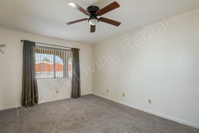 Building Photo - SPACIOUS 3 BEDROOM HOME