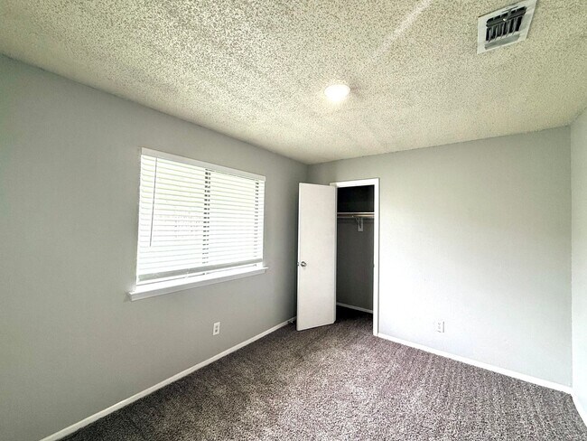 Building Photo - 1021-1023 Vera Court