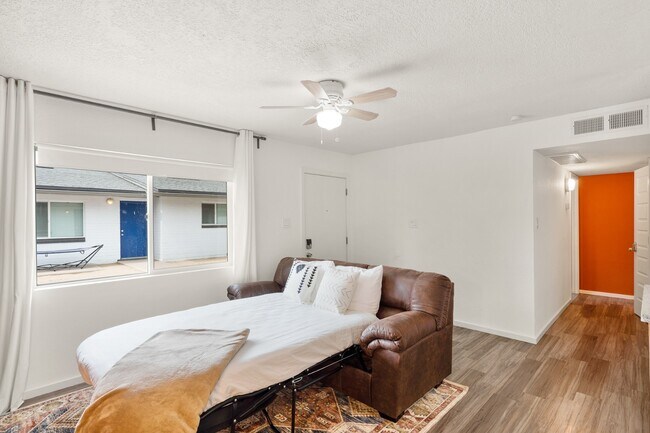 Building Photo - Charming 2BR Home with Private Backyard - ...