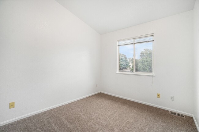 Building Photo - Great Townhome in Fort Collins