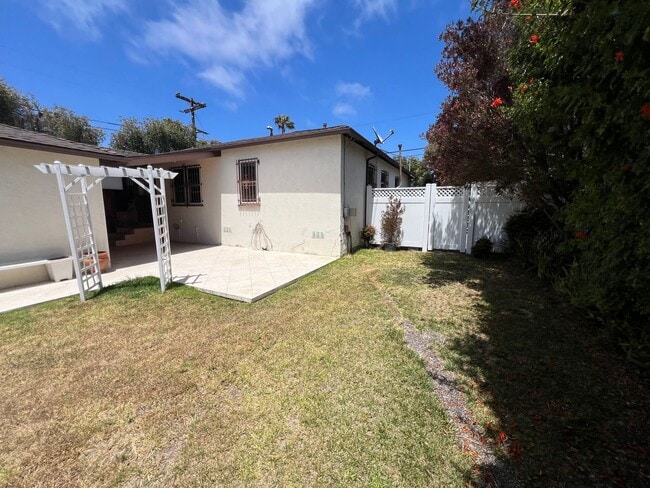 Building Photo - LOCATION LOCATION!!! 5th & I St, Large House, 3BR 1BA w/ 2 car Garage