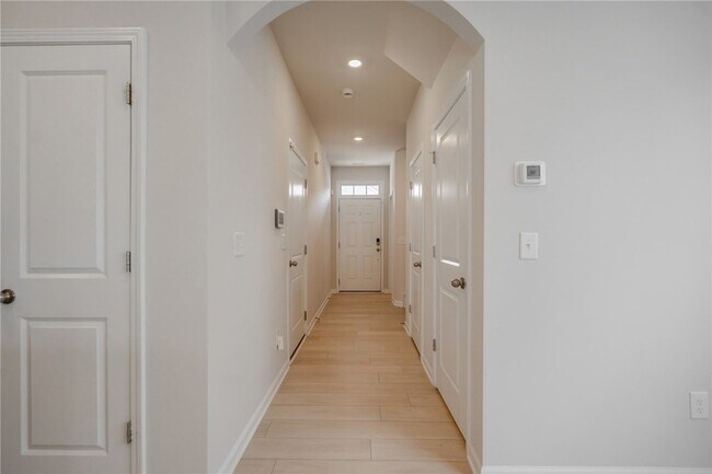 Building Photo - 14 Loebner Ln