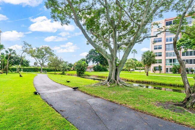Building Photo - 14475 Strathmore Ln