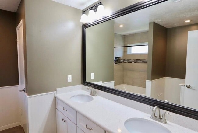 Building Photo - 15815 Pilgrim Hall Dr
