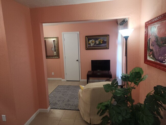 Building Photo - 2 bdr 2 bath kitchen fully furnished apartment with private entrance in quiet neighborhood in Alb...