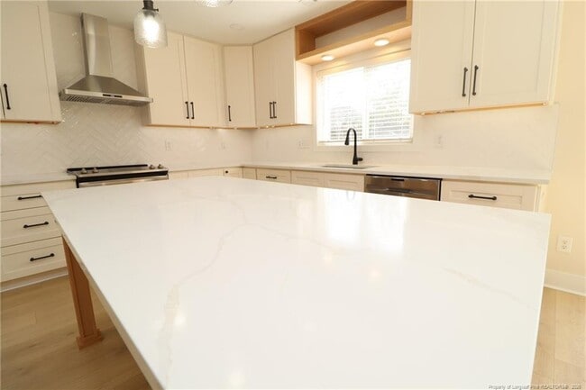 Building Photo - 240 Trayesan Dr