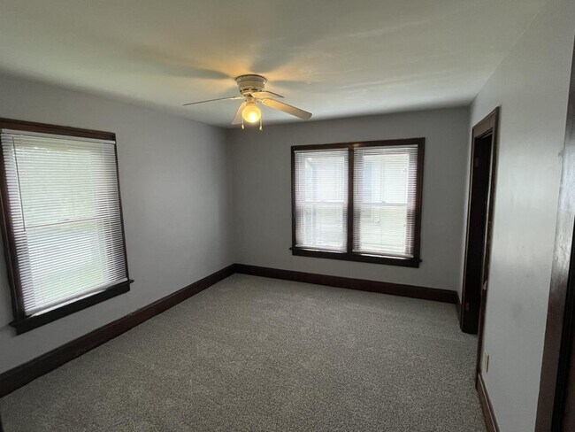 Building Photo - 558 Lilley Ave