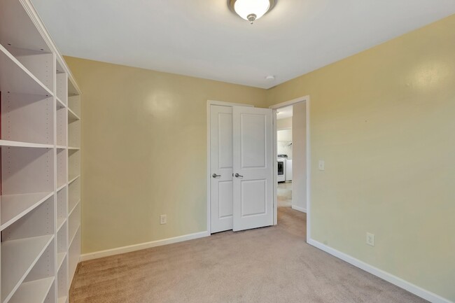 Building Photo - 2576 Jordan Ridge Dr