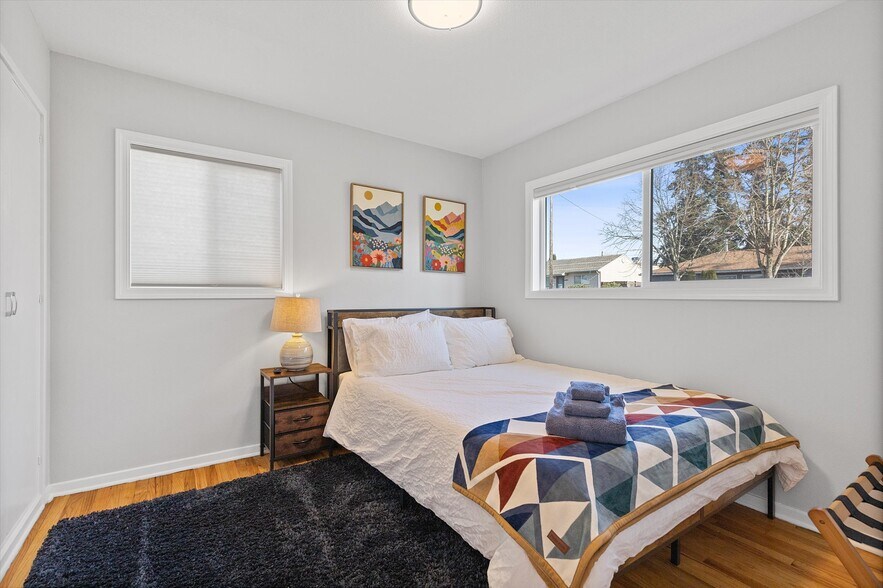 Building Photo - 4775 SW Beech Dr