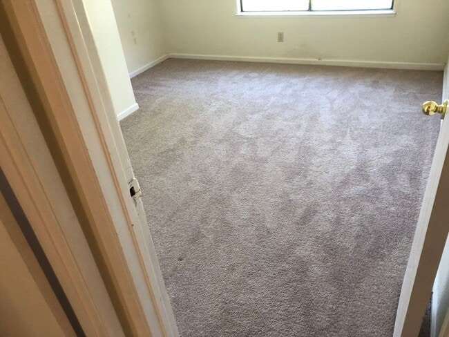 Building Photo - 4 Bedroom 2 Bath House for Rent