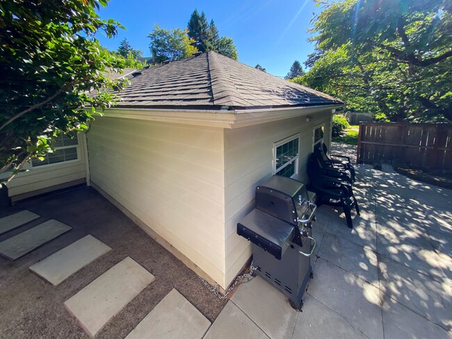 Building Photo - Charming Single Family Home in Multnomah