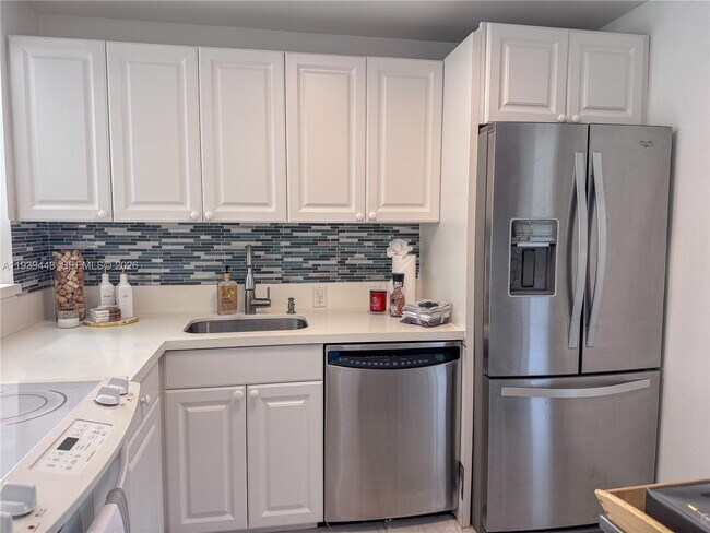 Building Photo - 3301 N Country Club Dr