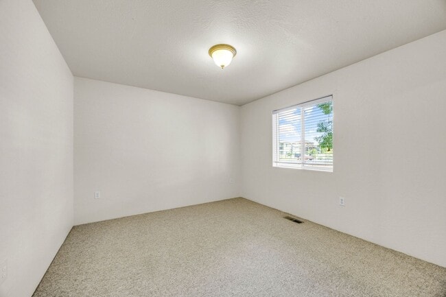 Building Photo - Comfortable 2-Bedroom Apartment in Desirable East Medford