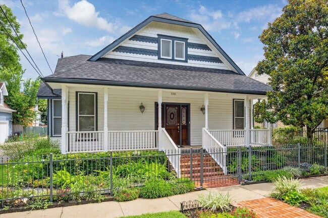 Building Photo - 208 E 12th St