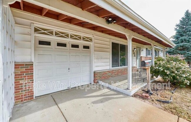 Building Photo - 803 Holiday Ave