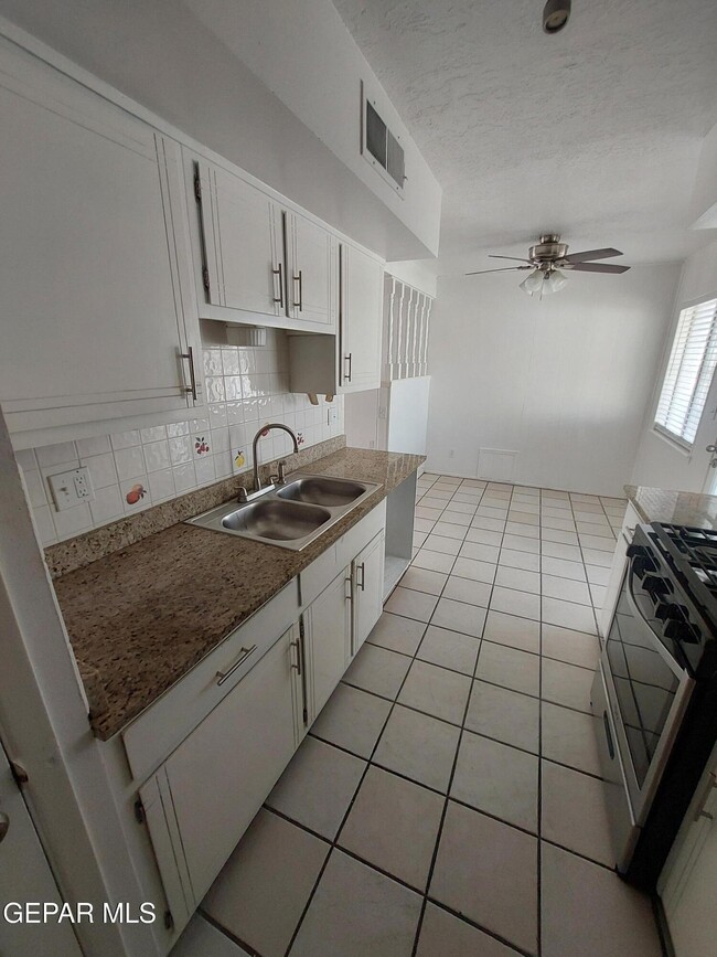 Building Photo - 2212 Cumbre Negra St