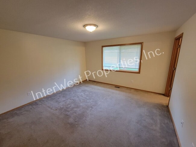Building Photo - Tigard 3 Bd 2ba Ranch Style Home on Flag L...