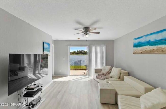 Building Photo - 3 bed 2 bath Townhome