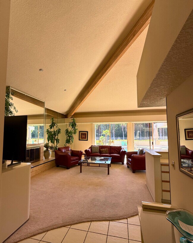 Building Photo - 253 Kavenish Dr