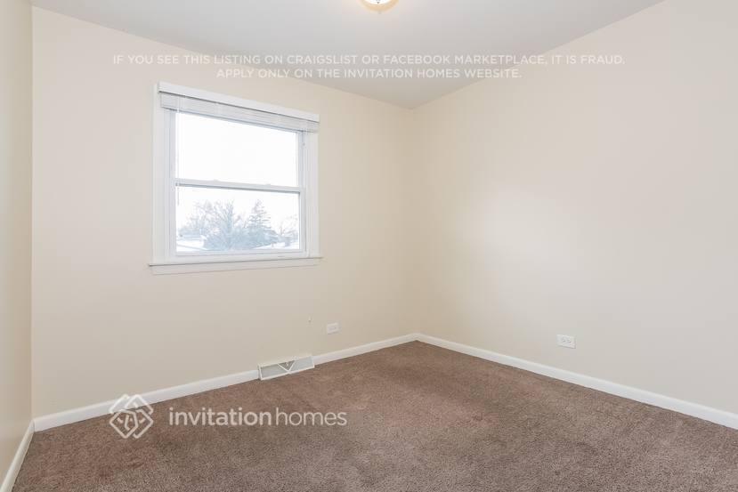 Building Photo - 825 W Manor Ct