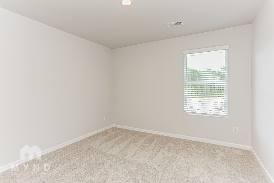 Building Photo - 405 Camrose Ave